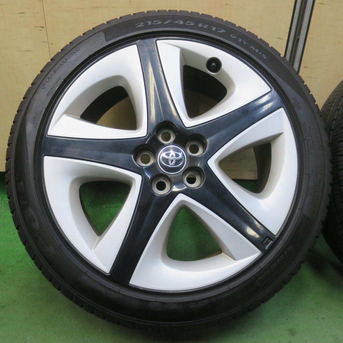 バリ溝！24年！9.5分★トヨタ 50系 プリウス ツーリング 純正 215/45R17 ピレリ P8 FS 17インチ PCD100/5H★6022504イノ