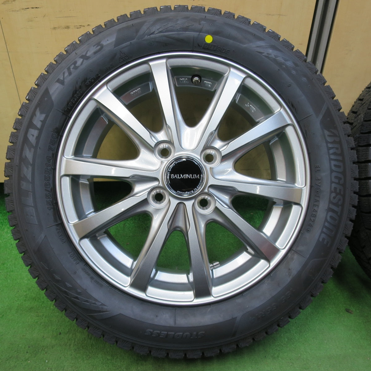 [送料無料] 未使用！24年★スタッドレス 155/65R14 ブリヂストン ブリザック VRX3 BALMINUM バルミナ 14インチ PCD100/4H★4122702イス