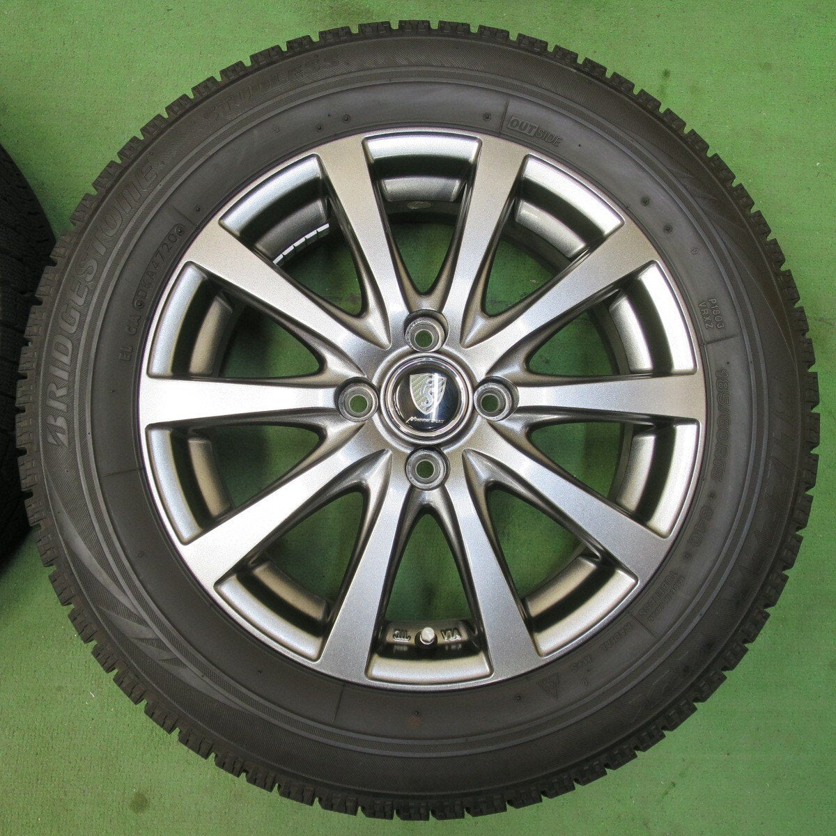バリ溝！キレイ！9.5分★スタッドレス 185/60R15 ブリヂストン ブリザック VRX MANARAY SPORT マナレイスポーツ 15インチ PCD100/4H★5040706イス