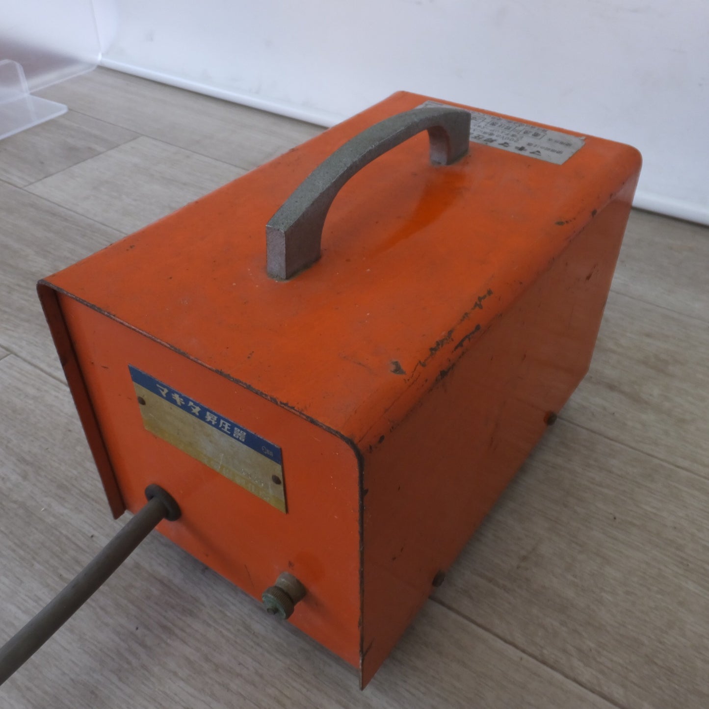 [送料無料] ★マキタ makita 昇圧器　1.5kVA 単相 50-60Hz 85V 110V 13.6A★