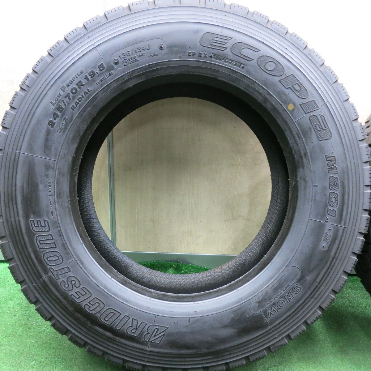*送料無料* 新車外し！22年！ほぼ未使用★トラック タイヤ 245/70R19.5 136/134J ブリヂストン エコピア M801Ⅱ ミックス 19.5インチ★4071002HAノタ