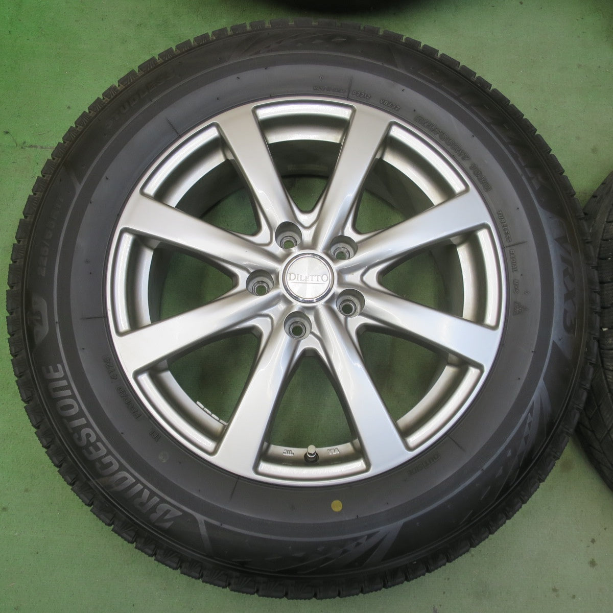 バリ溝！24年！9分◎スタッドレス 225/65R17 ブリヂストン ブリザック VRX3 DILETTO ディレット 17インチ PCD114.3/5H◎6092907イス