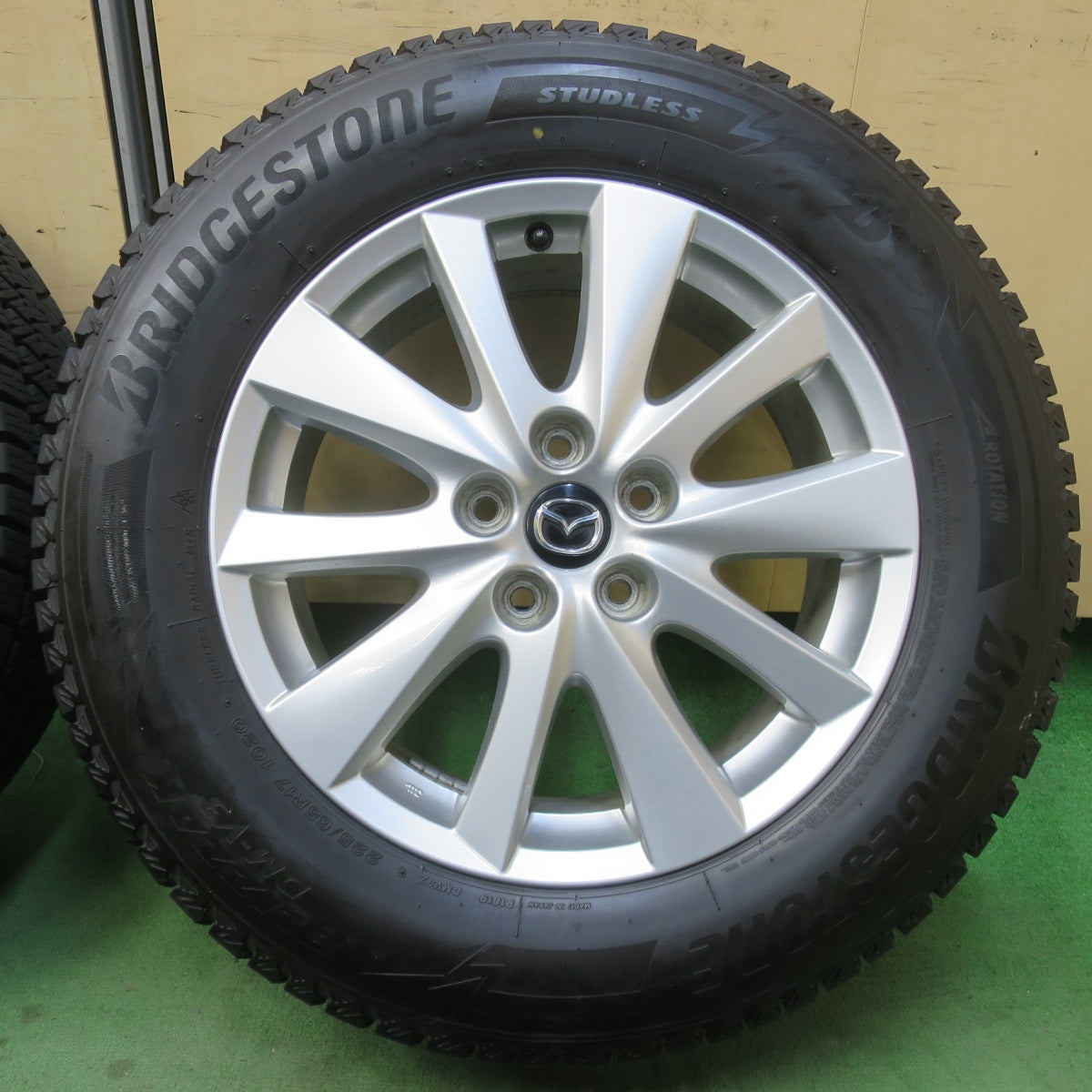 バリ溝！キレイ！9.5分★マツダ CX-5 純正 225/65R17 スタッドレス ブリヂストン ブリザック DM-V3 CX5 17インチ PCD114.3/5H★6021703イス