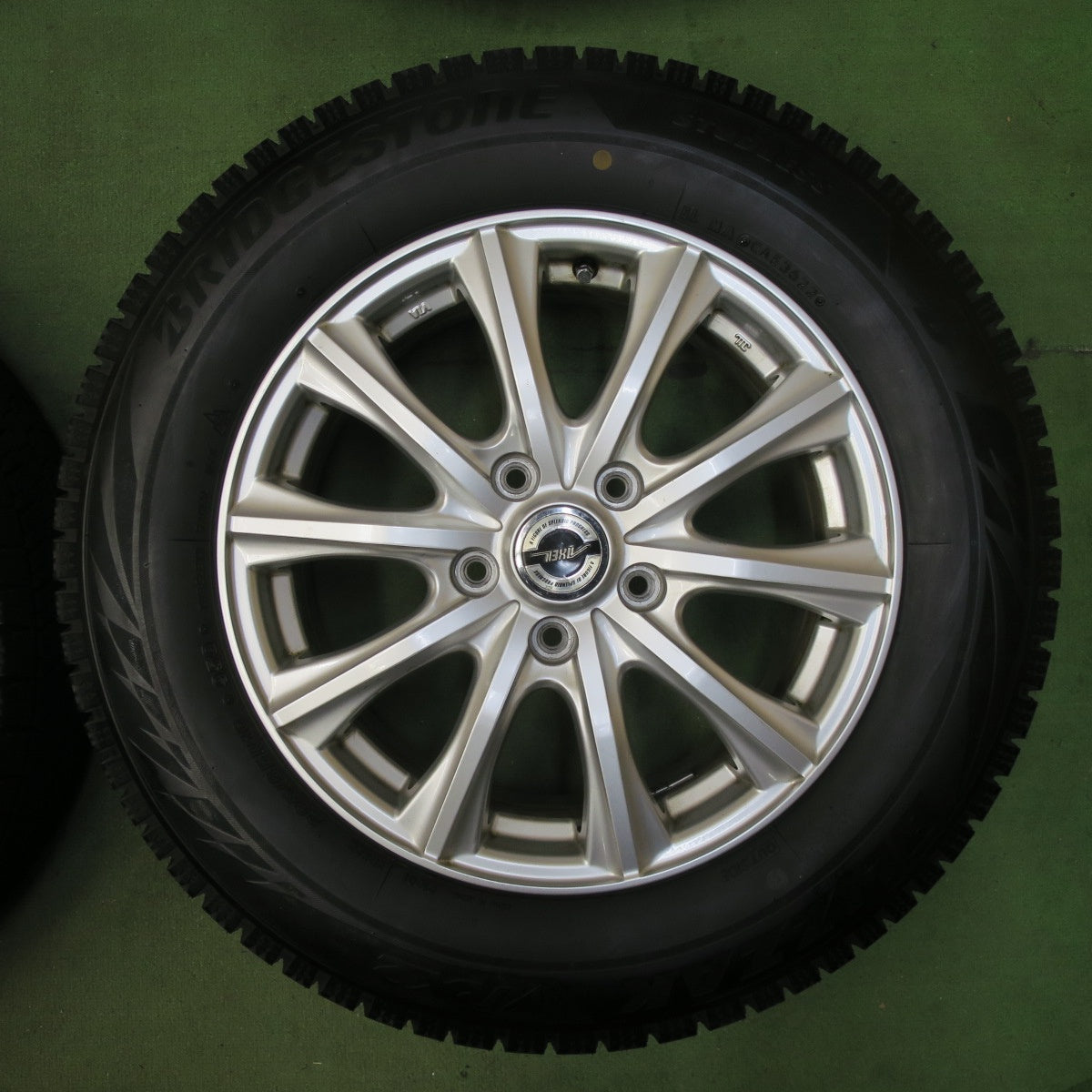 バリ溝！22年！キレイ！9.5分★スタッドレス 205/65R16 ブリヂストン ブリザック VRX2 AXEL アクセル 16インチ PCD114.3/5H★5111006TTス