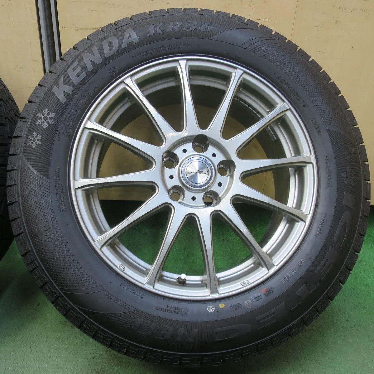 バリ溝！24年！キレイ！9.5分◎スタッドレス 225/65R17 ケンダ KR36 アイステック ネオ ravrion LUMIERE ラブリオン 17インチ PCD114.3/5H◎6100908イス