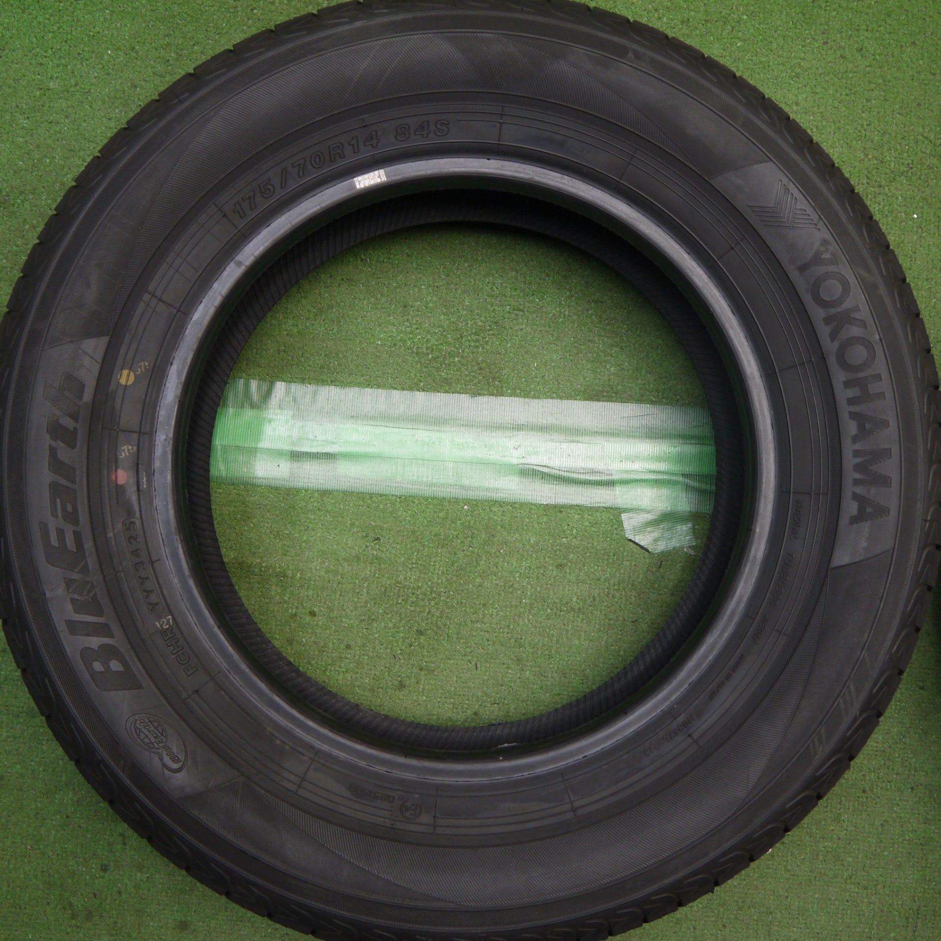 バリ溝！25年！ほぼ10分◎175/70R14 ヨコハマ ブルーアース AE01F