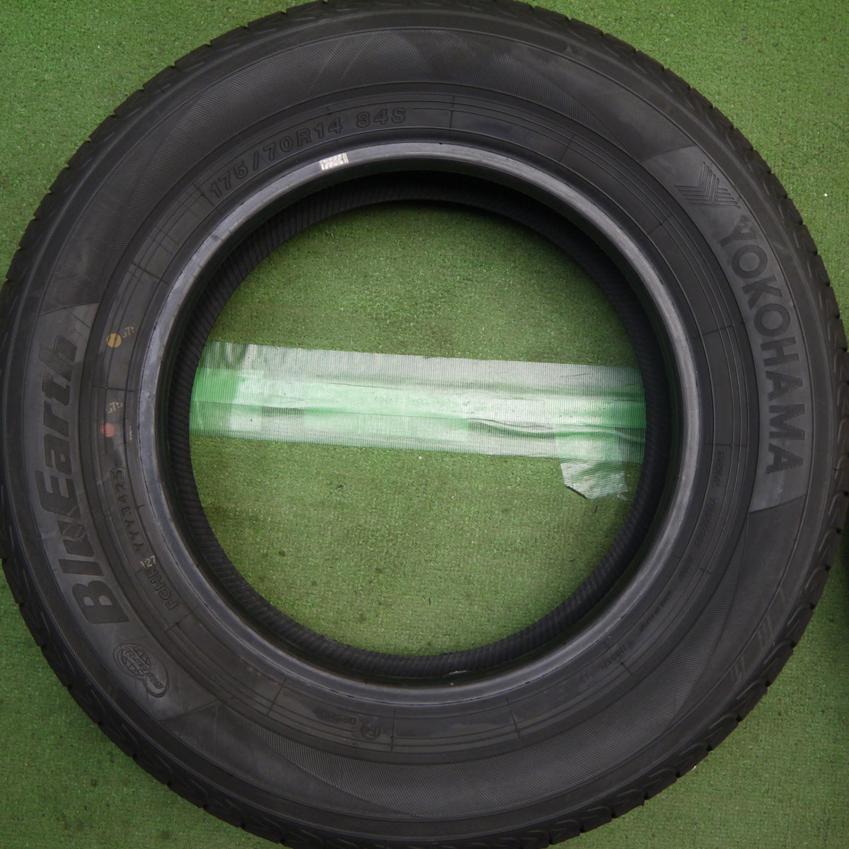 バリ溝！25年！ほぼ10分◎175/70R14 ヨコハマ ブルーアース AE01F タイヤ 14インチ アクア カローラ シエンタ ヤリス ヴィッツ フィット シャトル 等◎6092905Hノタ
