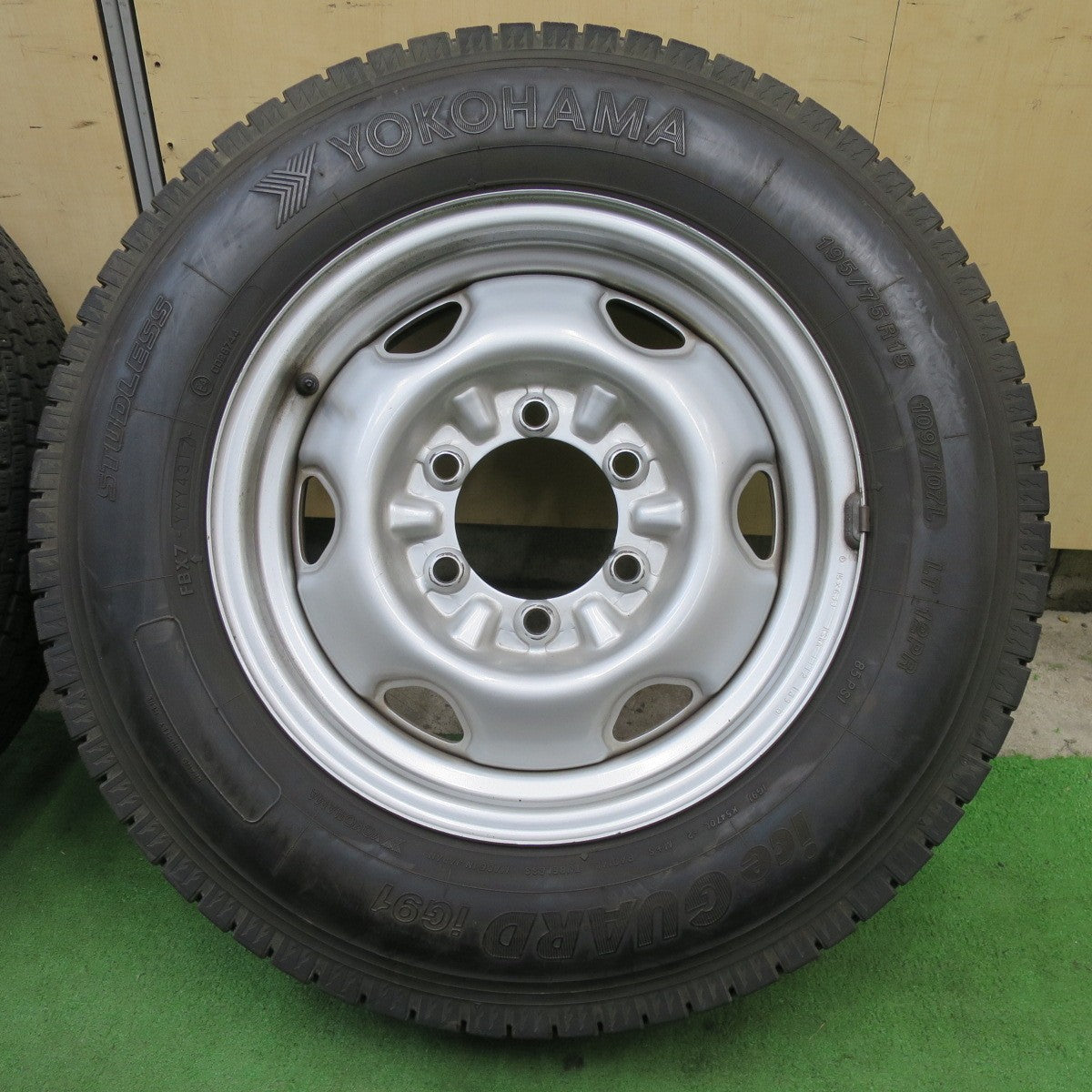 バリ溝！キレイ！8.5分！2本★スタッドレス 195/75R15 109/107L 12PR ヨコハマ アイスガード iG91 スチール ホイール 15インチ PCD139.7/6H★6013101ナス