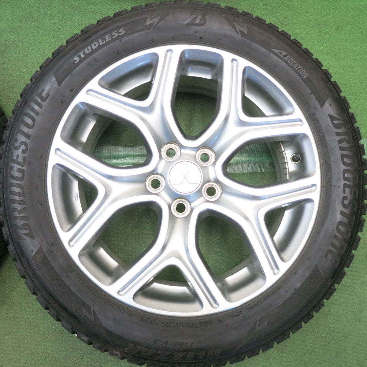 キレイ◎三菱 アウトランダー PHEV 純正 225/55R18 スタッドレス ブリヂストン ブリザック DM-V3 18インチ PCD114.3/5H◎6100302HAス