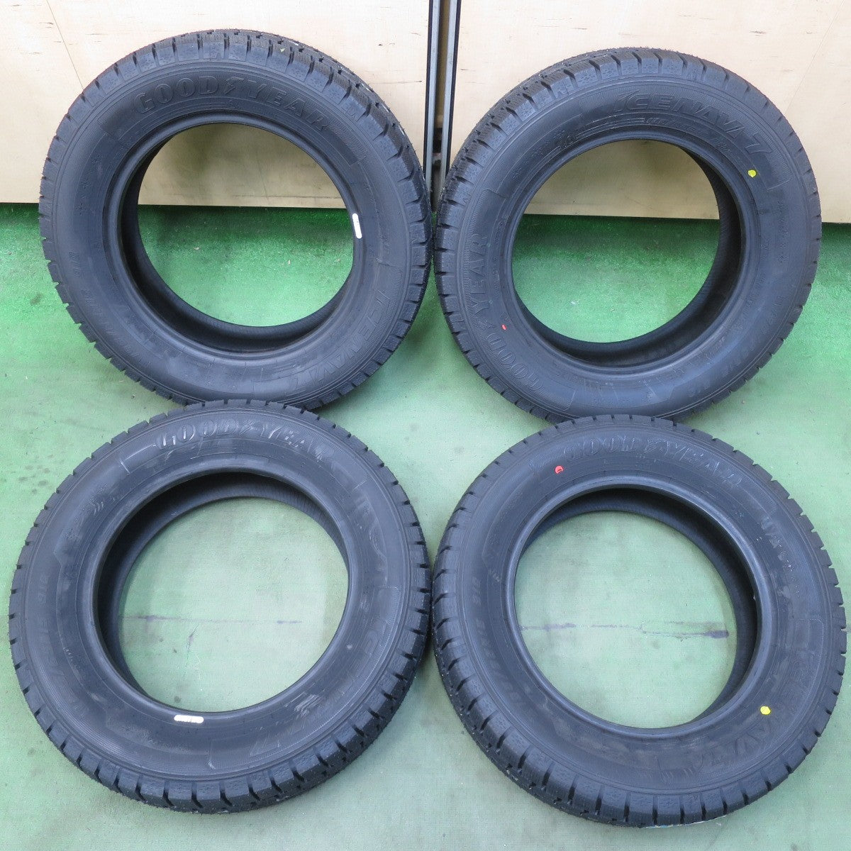未使用！25年★スタッドレス 195/65R15 グッドイヤー アイスナビ7 タイヤ 15インチ ノア ヴォクシー ステップワゴン プリウス エスクァイア 等★6031909イスタ