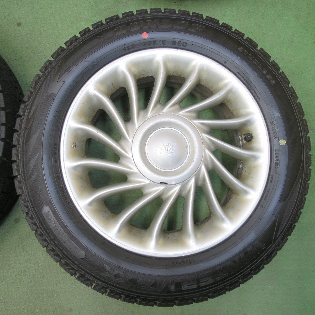 ほぼ未使用！24年★トヨタ bB 純正 185/65R15 スタッドレス ダンロップ ウインターマックス WM02 15インチ PCD100/4H★6042904イス