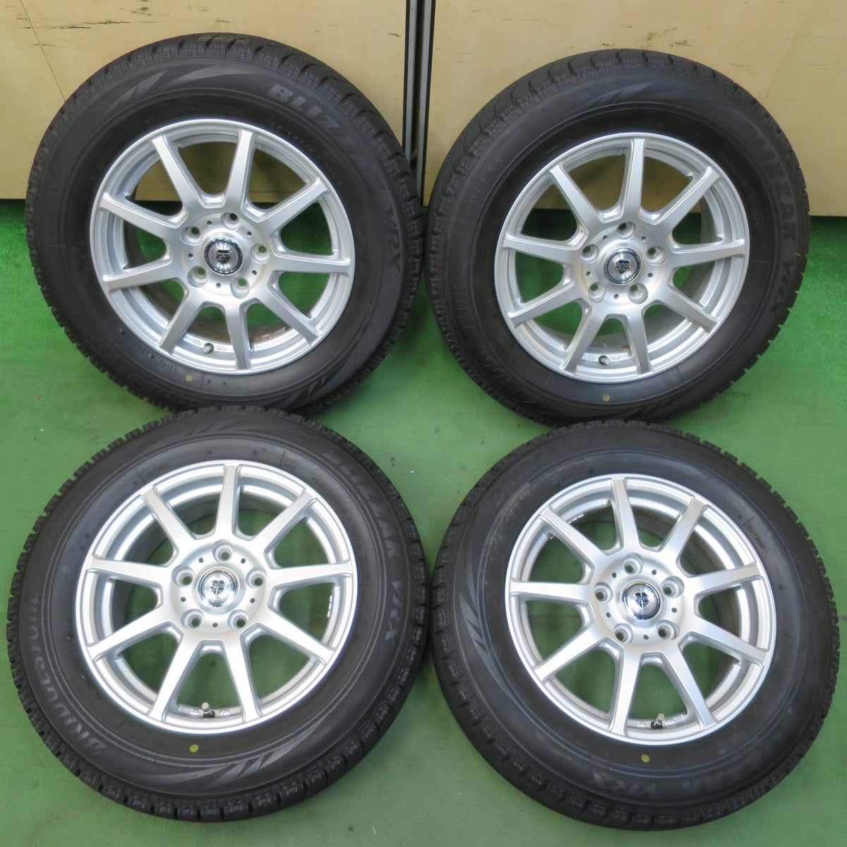 バリ溝！キレイ！ほぼ10分★スタッドレス 195/65R15 ブリヂストン ブリザック VRX VOLGA ヴォルガ 15インチ PCD114.3/5H★5062902イス