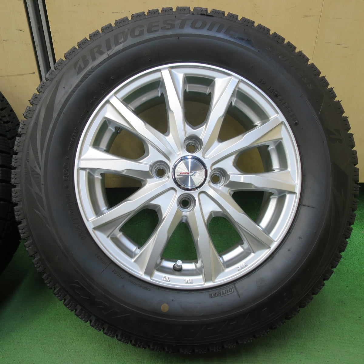 超バリ溝！23年！キレイ！ほぼ10分★スタッドレス 185/70R14 ブリヂストン ブリザック VRX2 JOKER ジョーカー 14インチ PCD100/4H★5100711イス