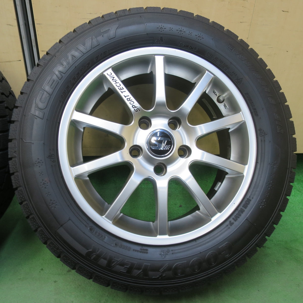 ほぼ未使用！21年★ルノー カングー 等 SPORT TECHNIC 195/65R15 スタッドレス グッドイヤー アイスナビ7 スポーツテクニック 15インチ PCD108/5H★5112412イス