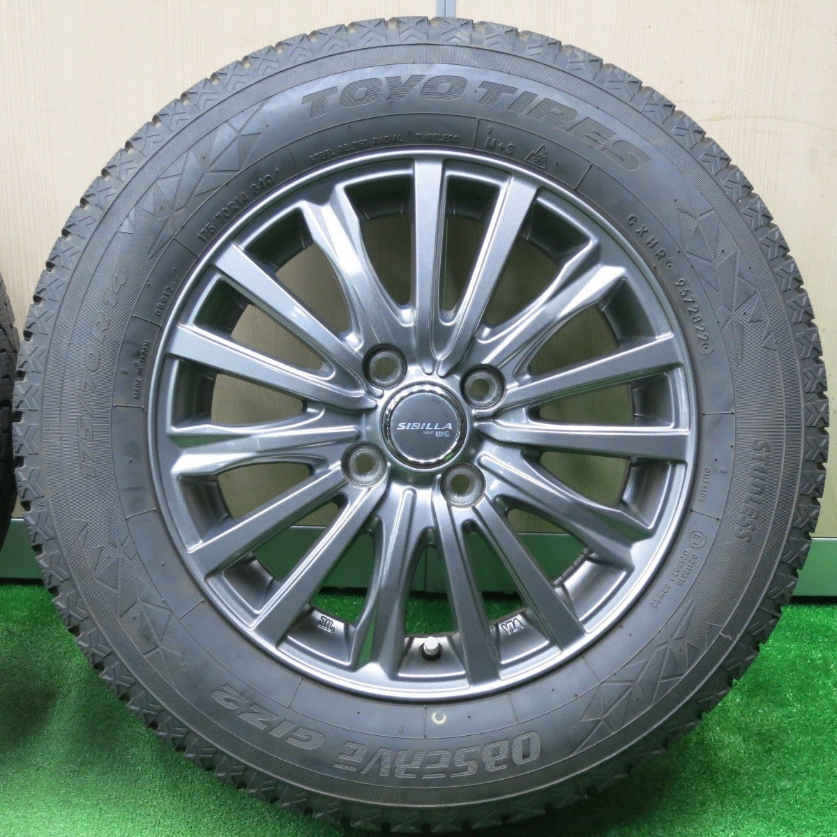 バリ溝！22年！キレイ！8.5分★スタッドレス 175/70R14 トーヨー オブザーブ GIZ2 SIBILLA NEXT W5 シビラ 14インチ PCD100/4H★4121102NJス
