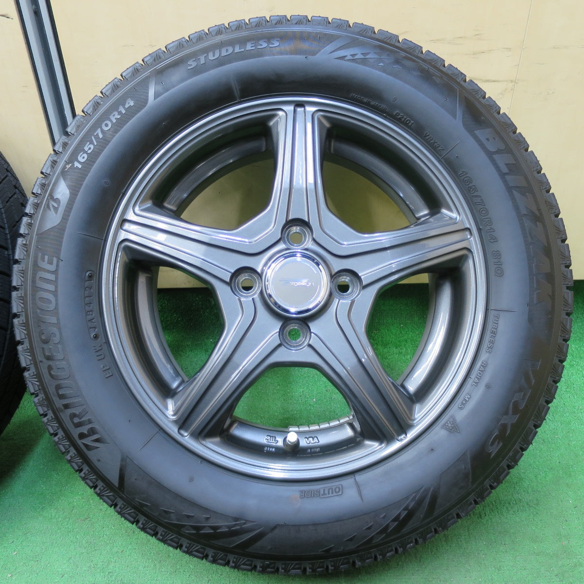 [送料無料] バリ溝！21年！キレイ！9.5分以上★スタッドレス 165/70R14 ブリヂストン ブリザック VRX3 TOPRUN トップラン 14インチ PCD100/4H★4110512イス