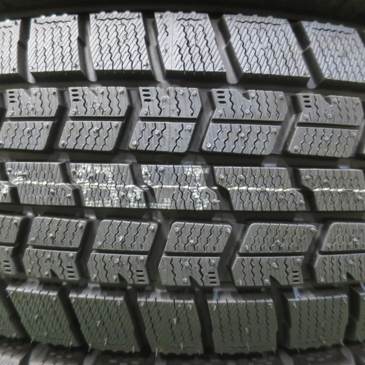 未使用！25年★スタッドレス 195/60R17 グッドイヤー アイスナビ7 タイヤ 17インチ ライズ ロッキー 60系 プリウス 等★6030414イスタ