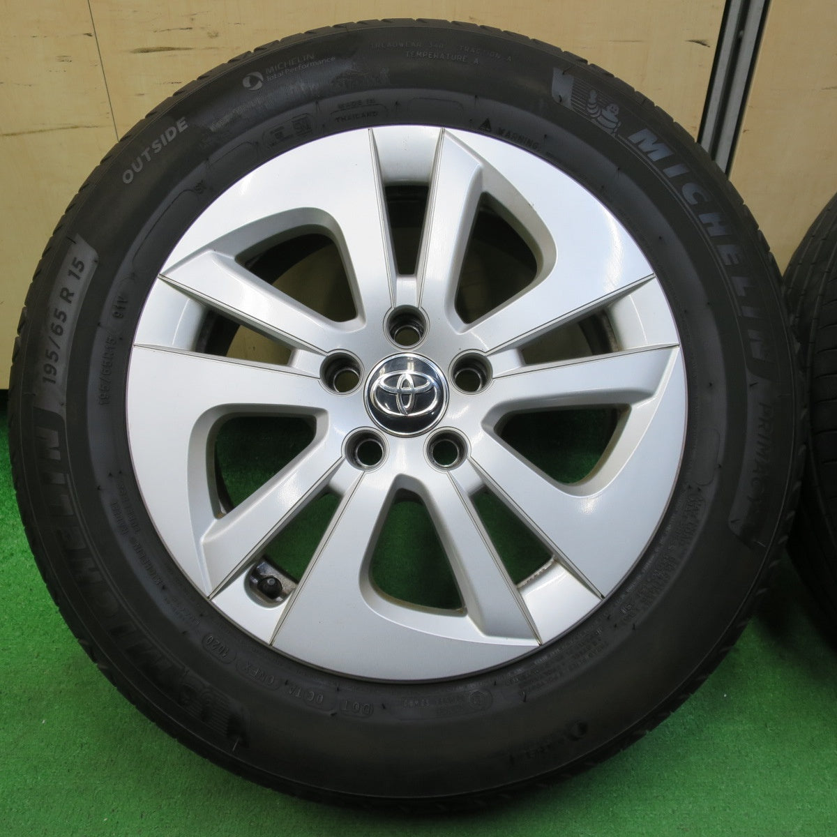 *送料無料* バリ溝！20年！8.5分★トヨタ 50系 プリウス 純正 195/65R15 ミシュラン プライマシー4 15インチ PCD100/5H★4061404イノ