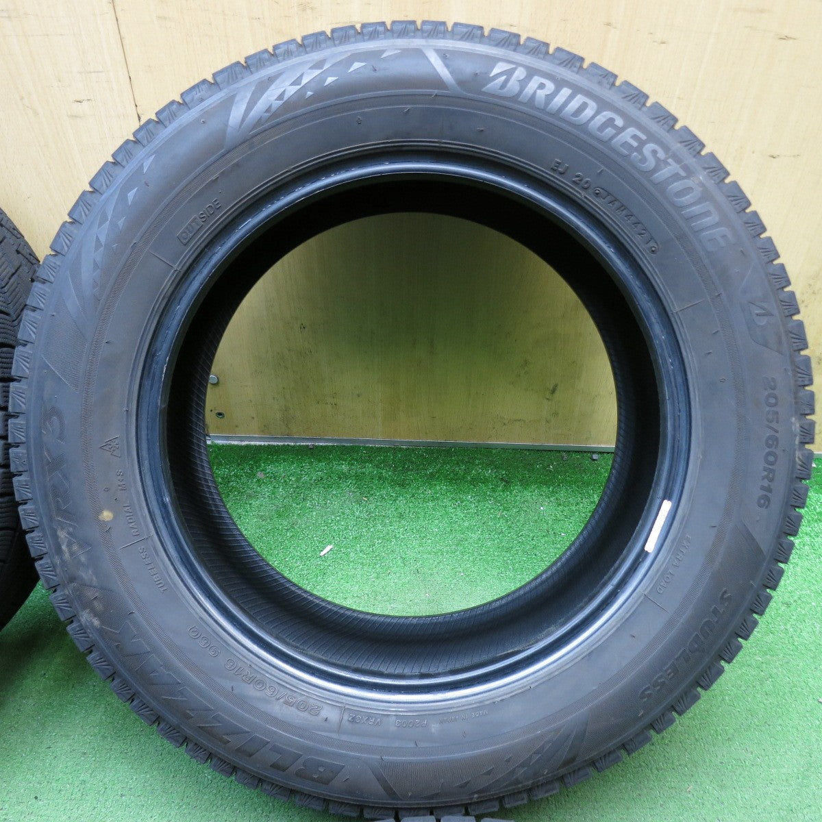 バリ溝！9分◎スタッドレス 205/60R16 ブリヂストン ブリザック VRX3 タイヤ 16インチ ノア ヴォクシー ステップワゴン 等◎6091102KKスタ