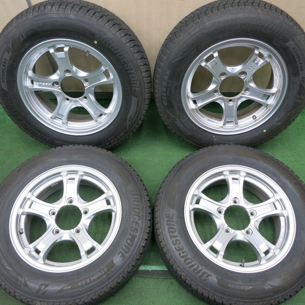 *送料無料* バリ溝！キレイ！9.5分★ジムニー 等 KEELER 175/80R16 スタッドレス ブリヂストン ブリザック DM-V3 KEELER キーラー PCD139.7/5H★4042002NJス