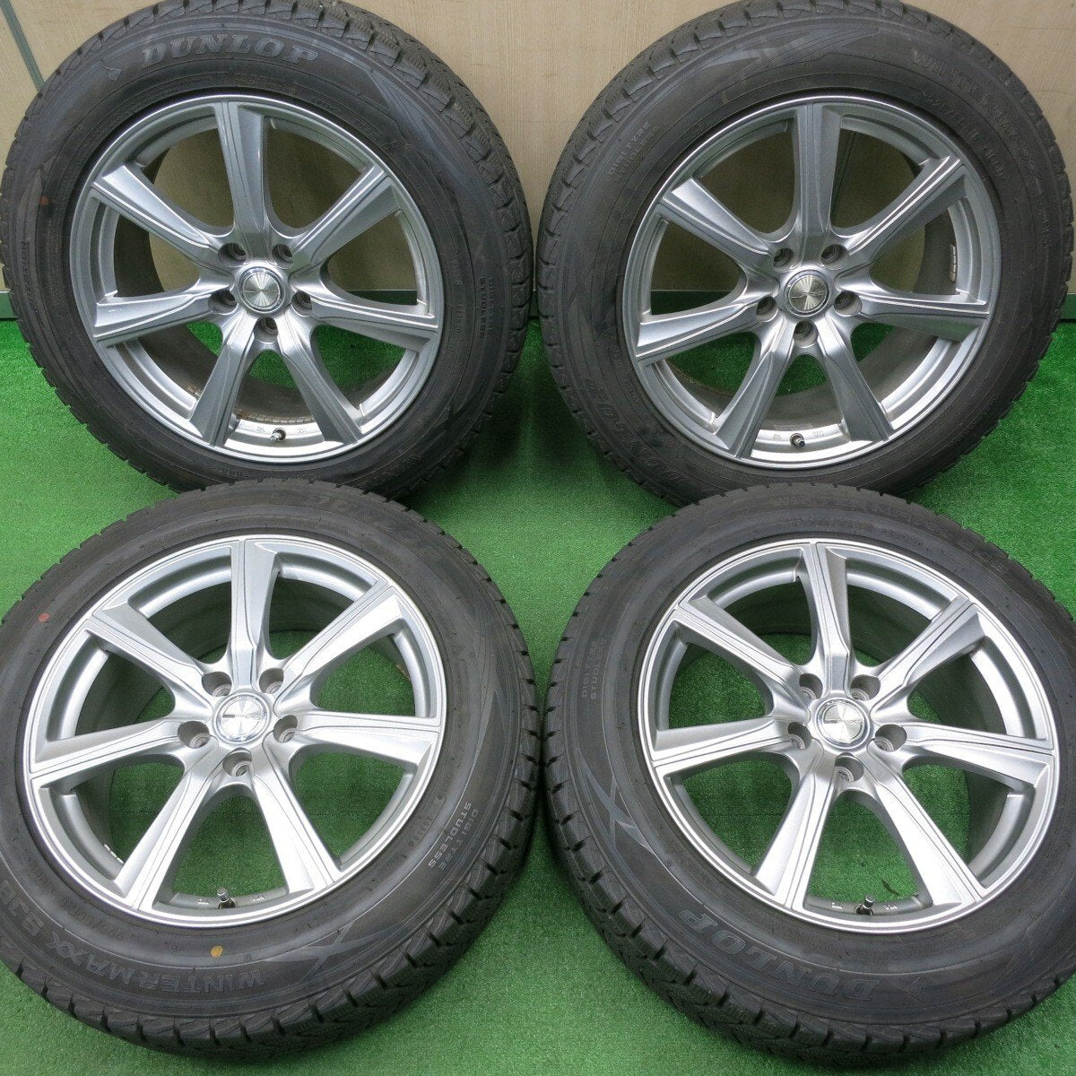 バリ溝！キレイ！9.5分★スタッドレス 225/60R18 ダンロップ ウインターマックス SJ8 PRD 18インチ PCD114.3/5H★4121404NJス