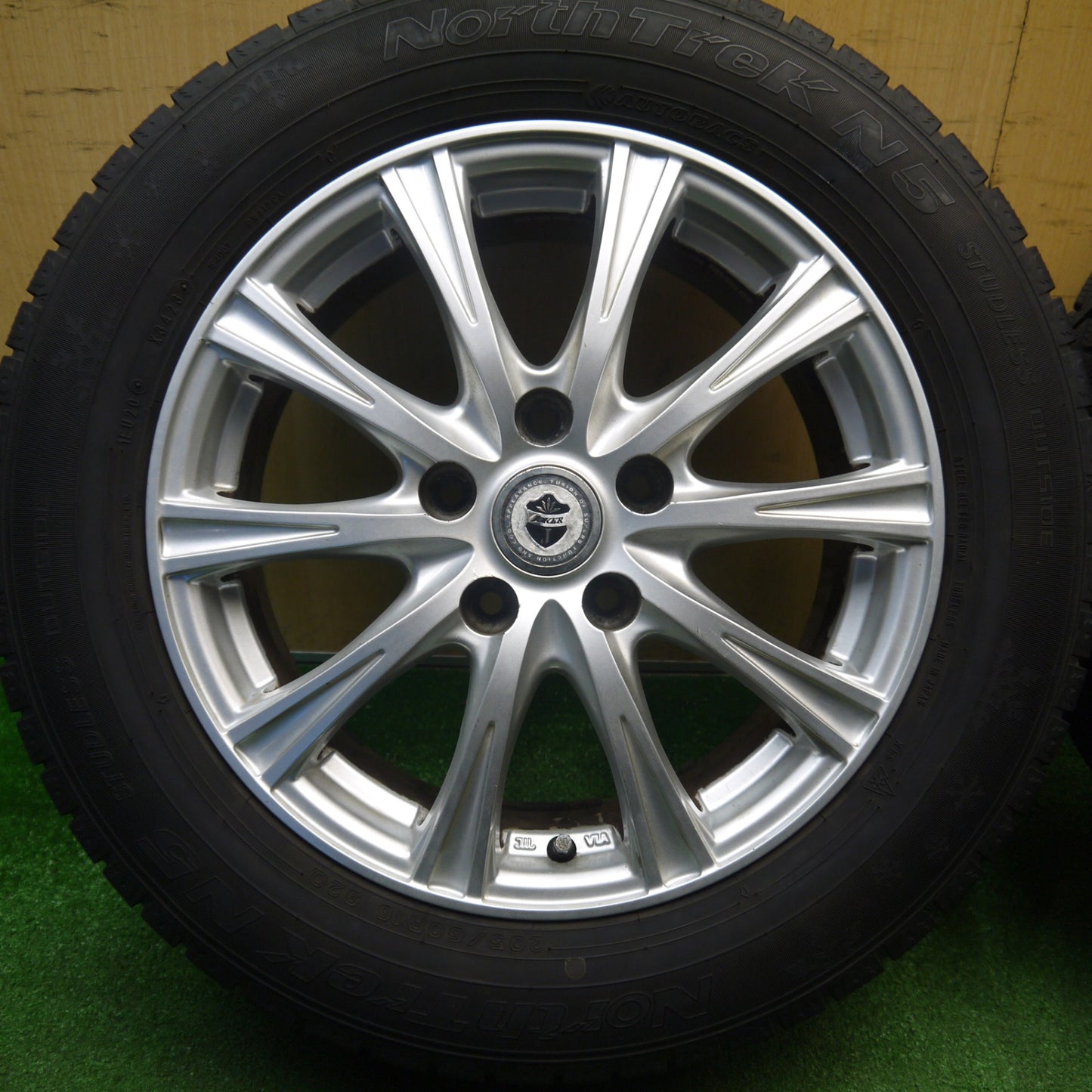 バリ溝！23年！キレイ！8.5分★スタッドレス 205/60R16 オートバックス ノーストレック N5 JOKER ジョーカー 16インチ PCD114.3/5H★6011901Hス