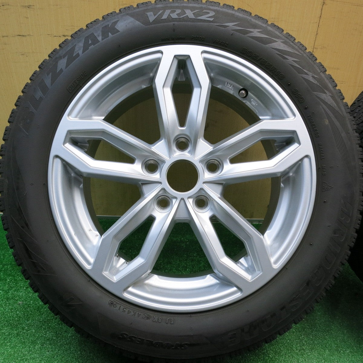 バリ溝！8.5分★MINI ミニ クラブマン 等 AGA Welt 205/55R16 スタッドレス ブリヂストン ブリザック VRX2 16インチ PCD112/5H★5110815HAス