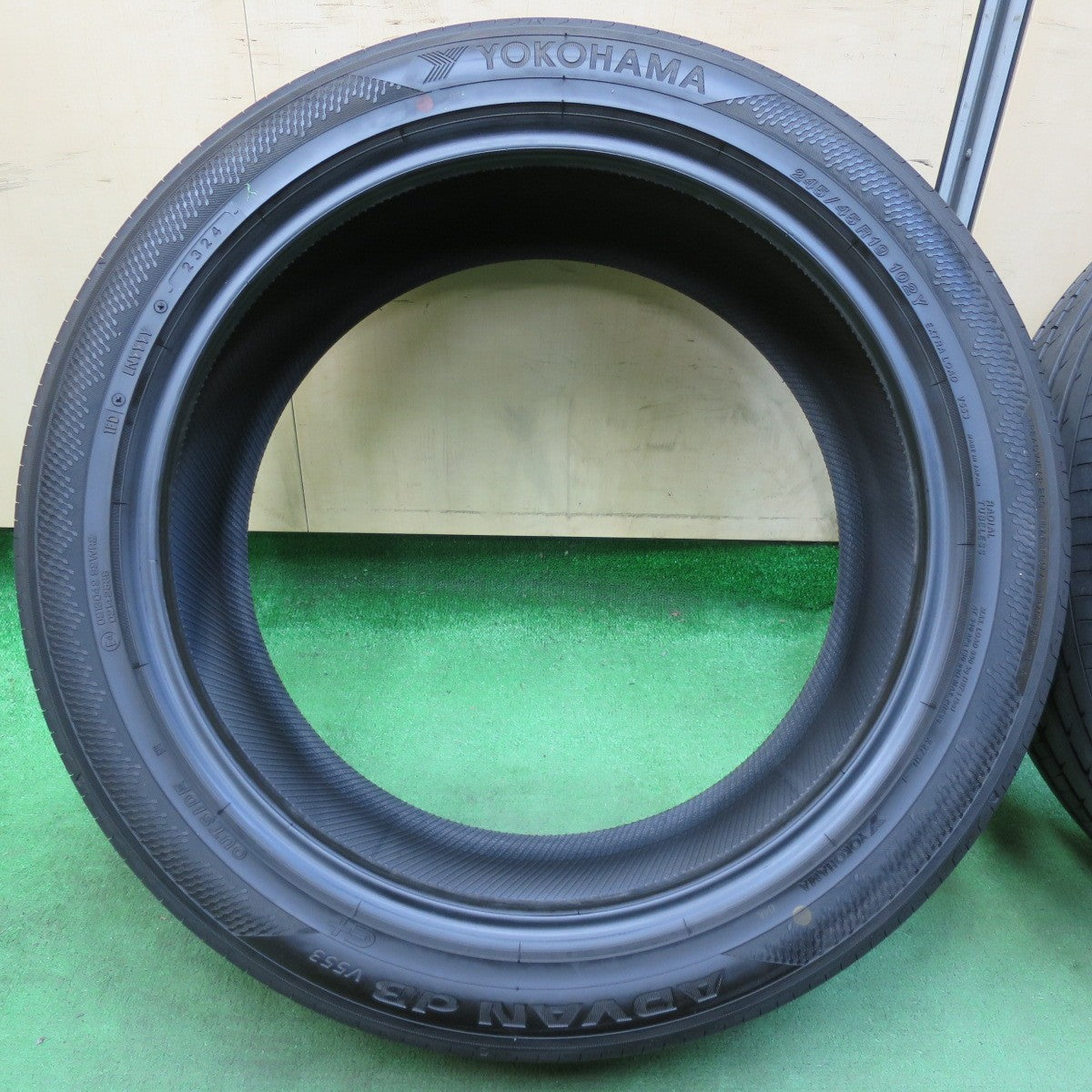 [送料無料] バリ溝！24年！9.5分以上★245/45R19 ヨコハマ アドバン dB V553 タイヤ 19インチ アルファード ヴェルファイア 等★4112305イノタ