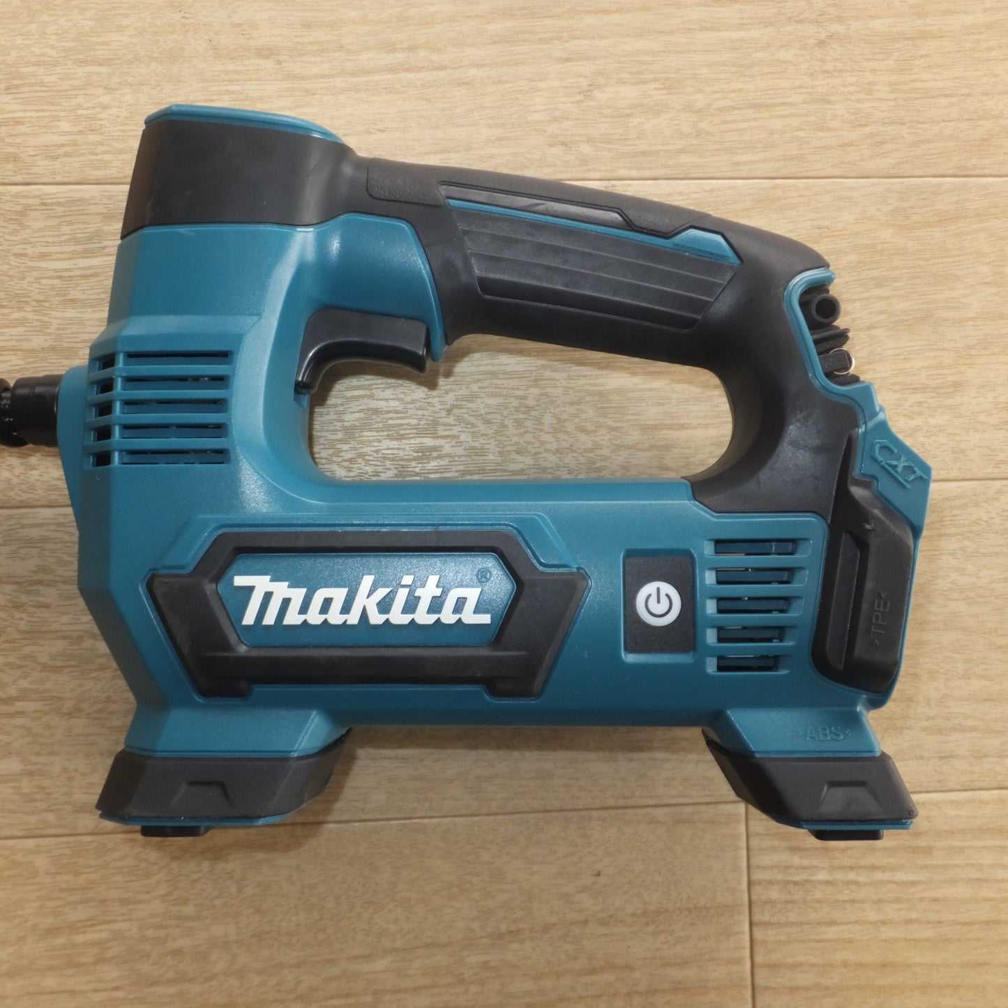 [送料無料] キレイ★マキタ makita 充電式空気入れ MP100D 10.8V 本体のみ★