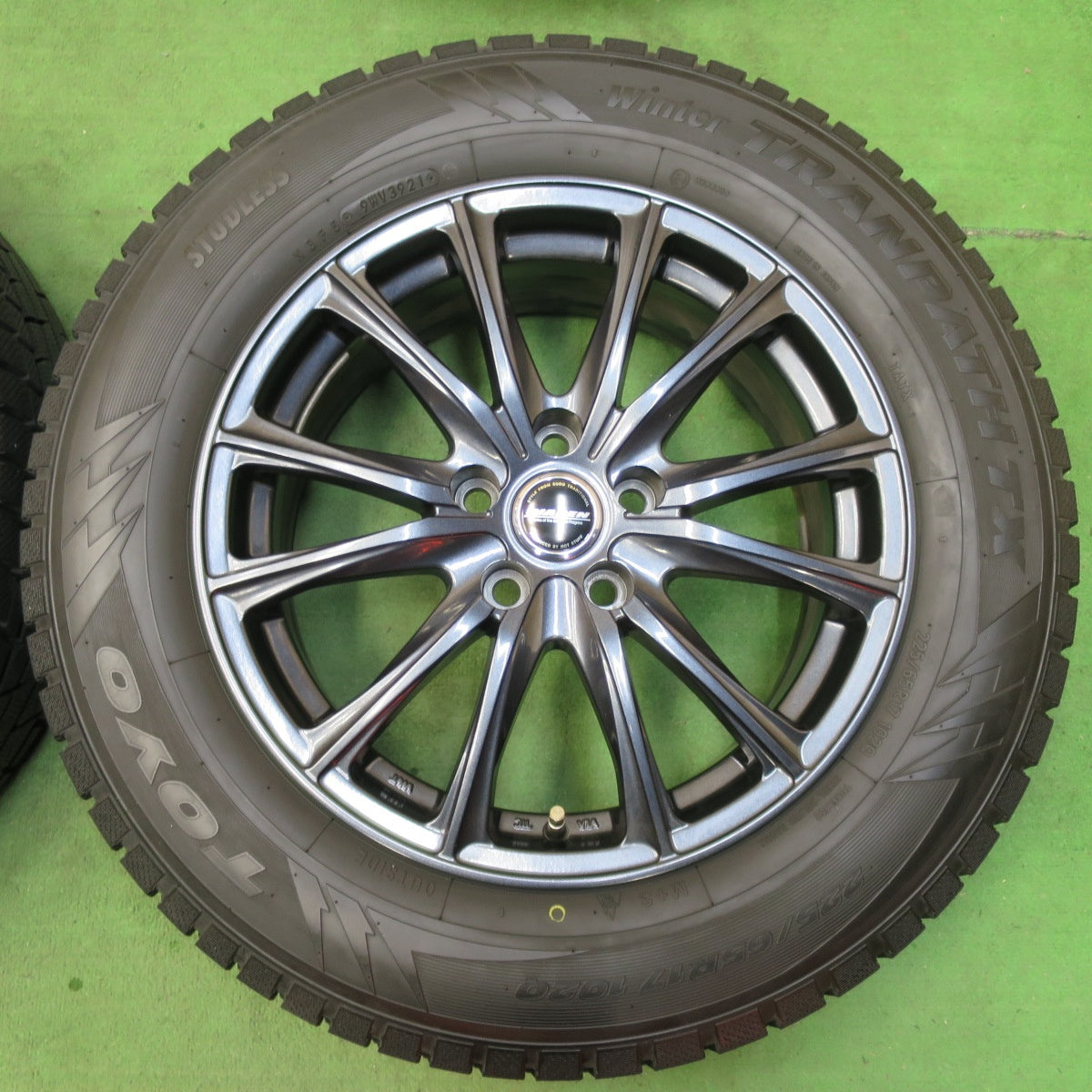 [送料無料] 超バリ溝！21年！キレイ！9.5分以上★スタッドレス 225/65R17 トーヨー ウインタートランパス TX WAREN ヴァーレン 17インチ PCD114.3/5H★5010805イス