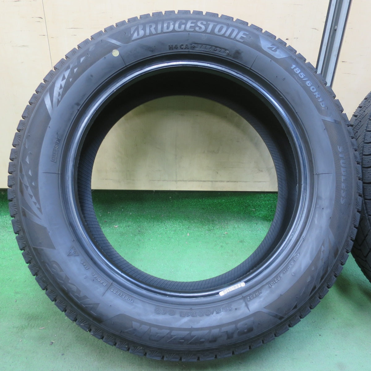 バリ溝！24年！ほぼ10分★スタッドレス 185/60R15 ブリヂストン ブリザック VRX3 タイヤ 15インチ アクア ヤリス ヴィッツ フィット インサイト 等★6031904イスタ