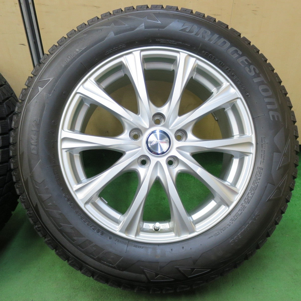 バリ溝！キレイ！8.5分★スタッドレス 225/65R17 ブリヂストン ブリザック DM-V2 JOKER ジョーカー PCD114.3/5H★4120301イス