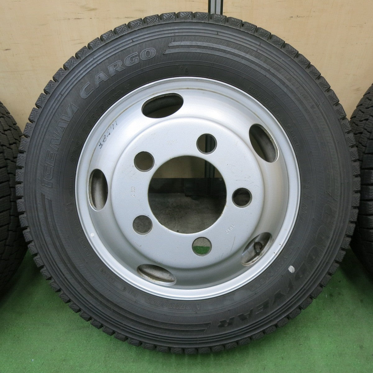 バリ溝！9.5分以上！6本★トラック タイヤ 205/70R16 111/109L スタッドレス グッドイヤー アイスナビ CARGO TOPY スチール ホイール カーゴ 16インチ PCD203.2/5H★6012301ナス
