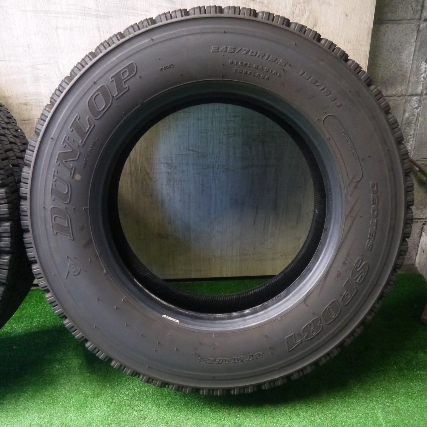 バリ溝！25年！8.5分！2本★トラック タイヤ 245/70R19.5 136/134J スタッドレス ダンロップ デクテス SP081 DECTES 19.5インチ★6052903KKスタ