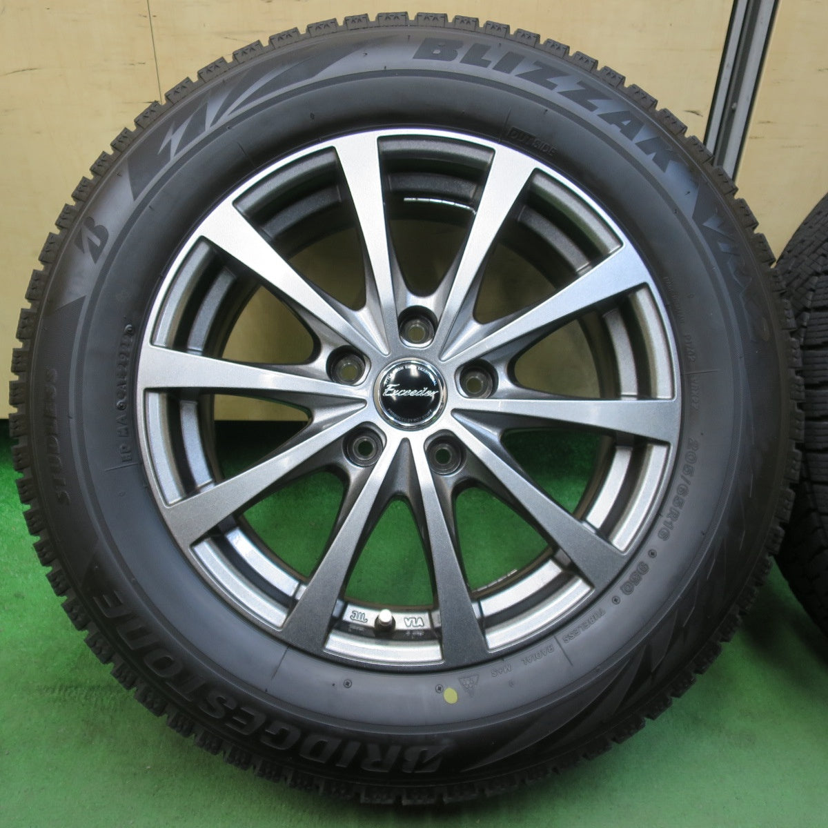 [送料無料] バリ溝！22年！キレイ！9.5分★スタッドレス 205/65R16 ブリヂストン ブリザック VRX2 Exceeder エクシーダー 16インチ PCD114.3/5H★5031504イス