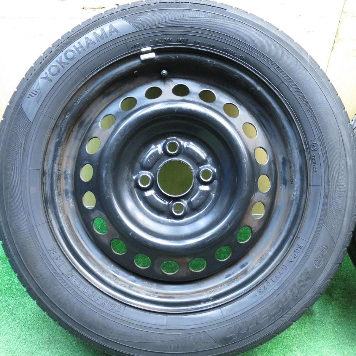 [送料無料] 4本価格！23年★185/60R15 ヨコハマ ブルーアース AE01F スチール ホイール 15インチ PCD100/4H★5030706Hノ