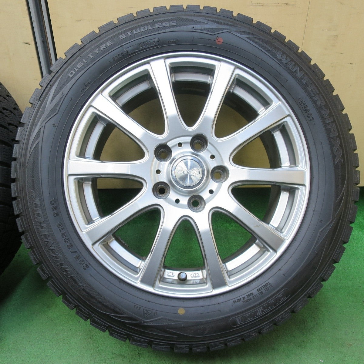 バリ溝！9.5分★スタッドレス 205/60R16 ダンロップ ウインターマックス WM01 LAYCEA レイシア 16インチ PCD114.3/5H★5022705イス