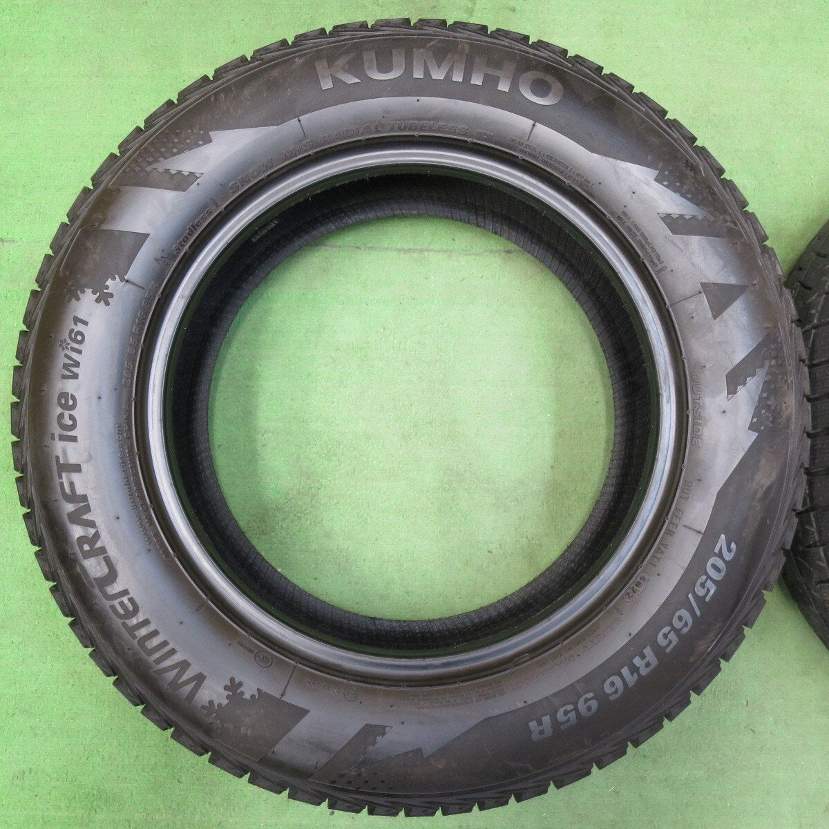 バリ溝！22年！9.5分以上★スタッドレス 205/65R16 クムホ ウィンタークラフト アイス Wi61 タイヤ 16インチ ヤリスクロス セレナ ティアナ 等★5032011イスタ
