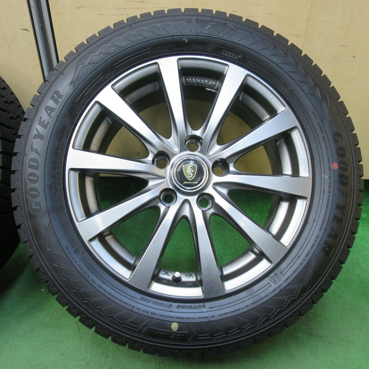 バリ溝！23年！キレイ！9.5分★スタッドレス 205/60R16 グッドイヤー アイスナビ8 MANARAY SPORT マナレイスポーツ 16インチ PCD114.3/5H★5021419イス