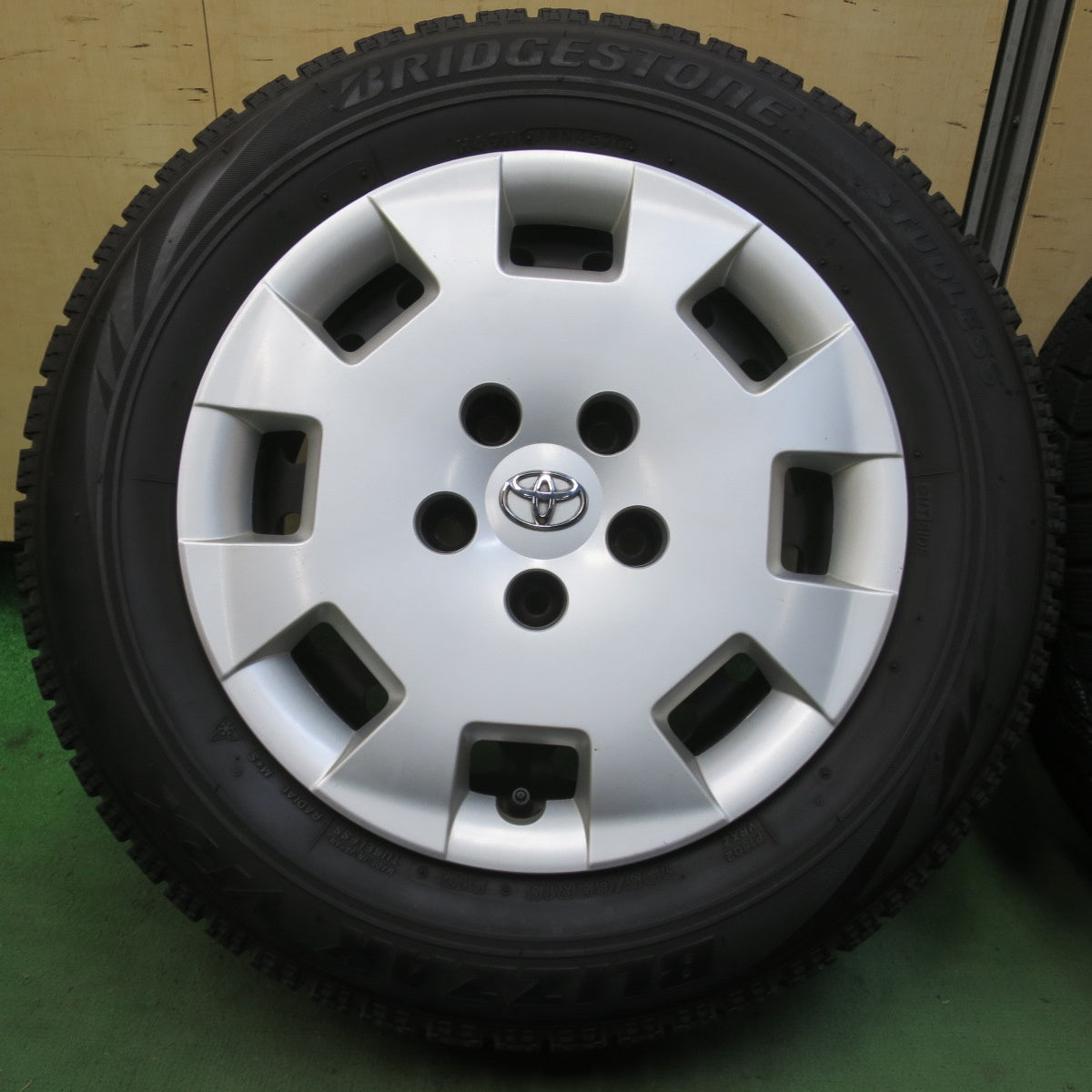 4本価格★トヨタ アイシス 純正 スチール 195/65R15 スタッドレス ブリヂストン ブリザック VRX 15インチ PCD114.3/5H★6042706イス