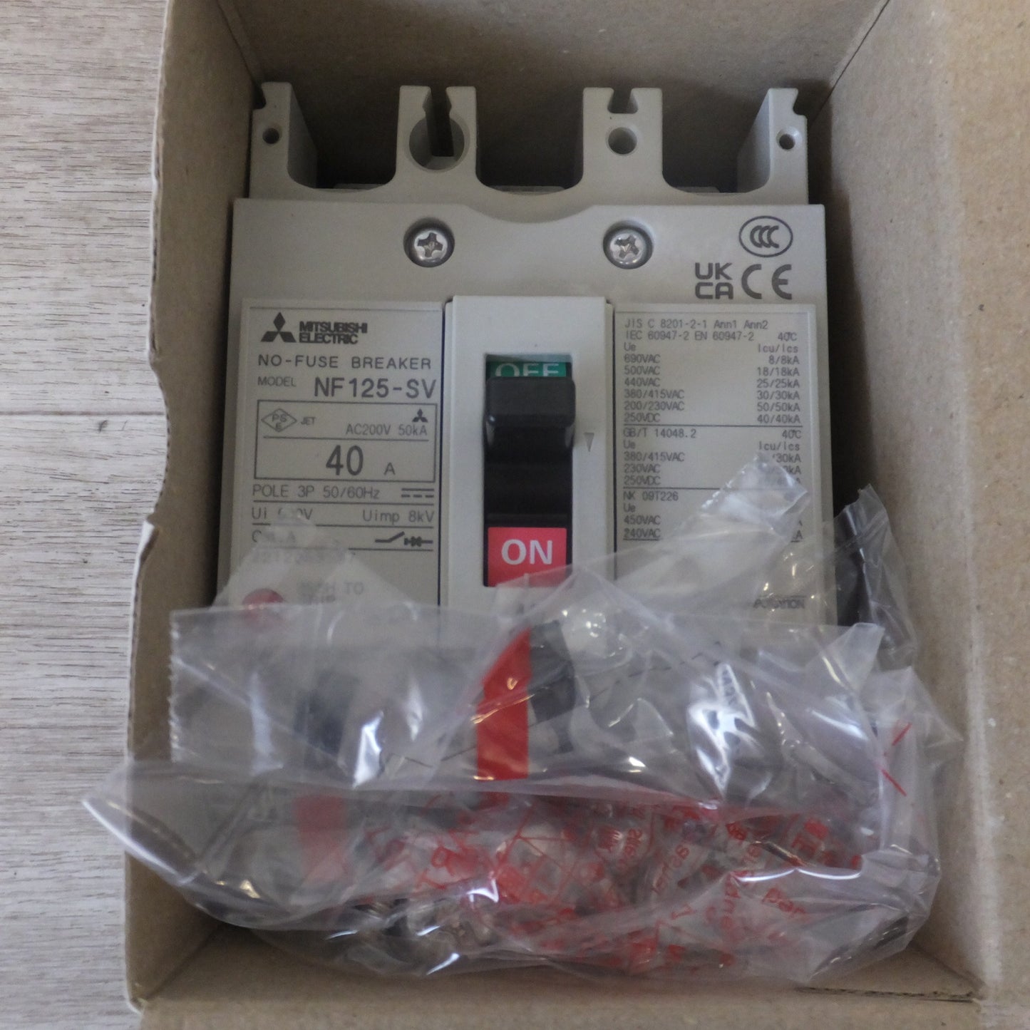 [送料無料] 未使用★三菱 MITSUBISHI 低圧遮断器 ノーヒューズブレーカー NF125-SV 3P 40A★