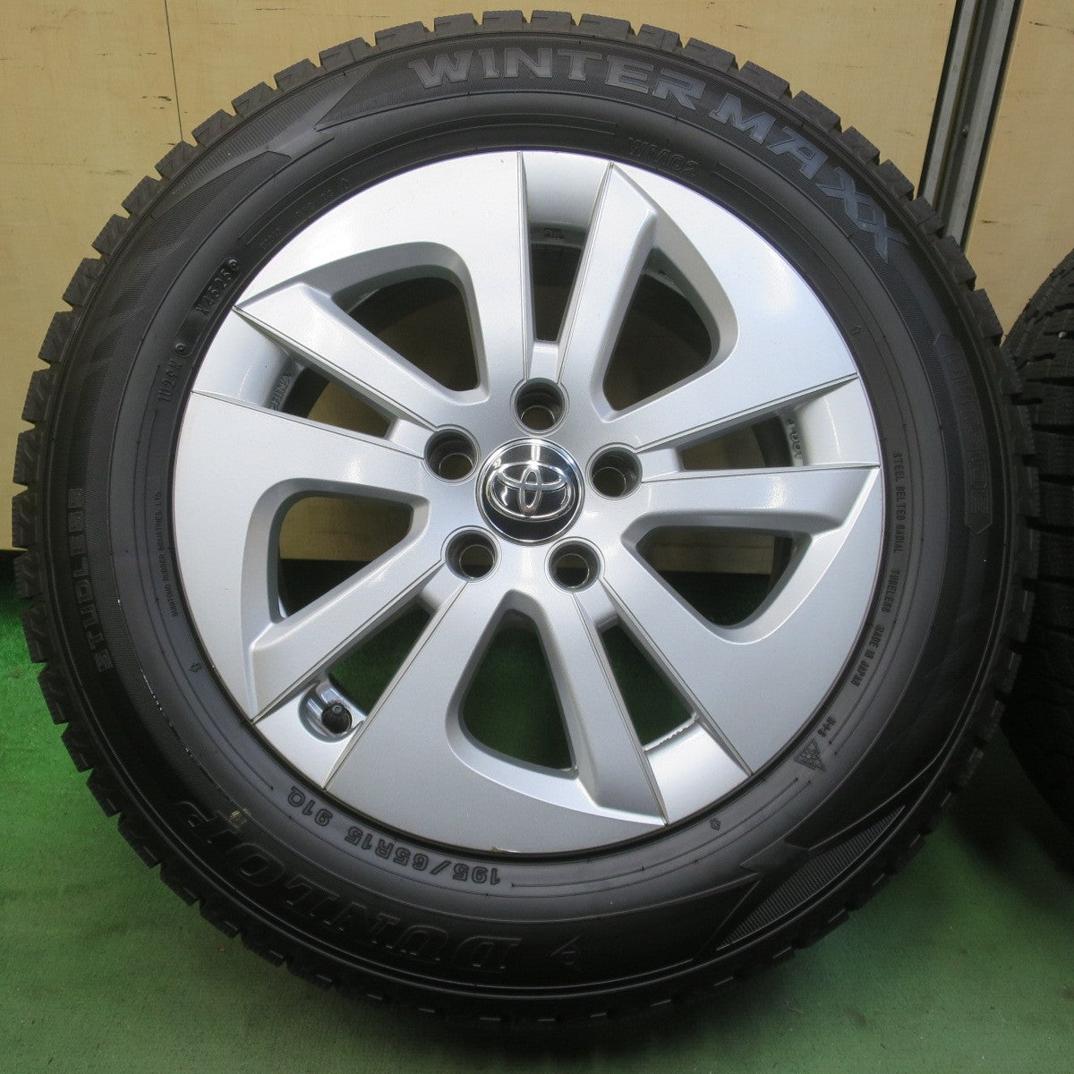 バリ溝！25年！9.5分◎トヨタ 50系 プリウス 純正 195/65R15 スタッドレス ダンロップ ウインターマックス WM02 15インチ PCD100/5H◎6082903イス