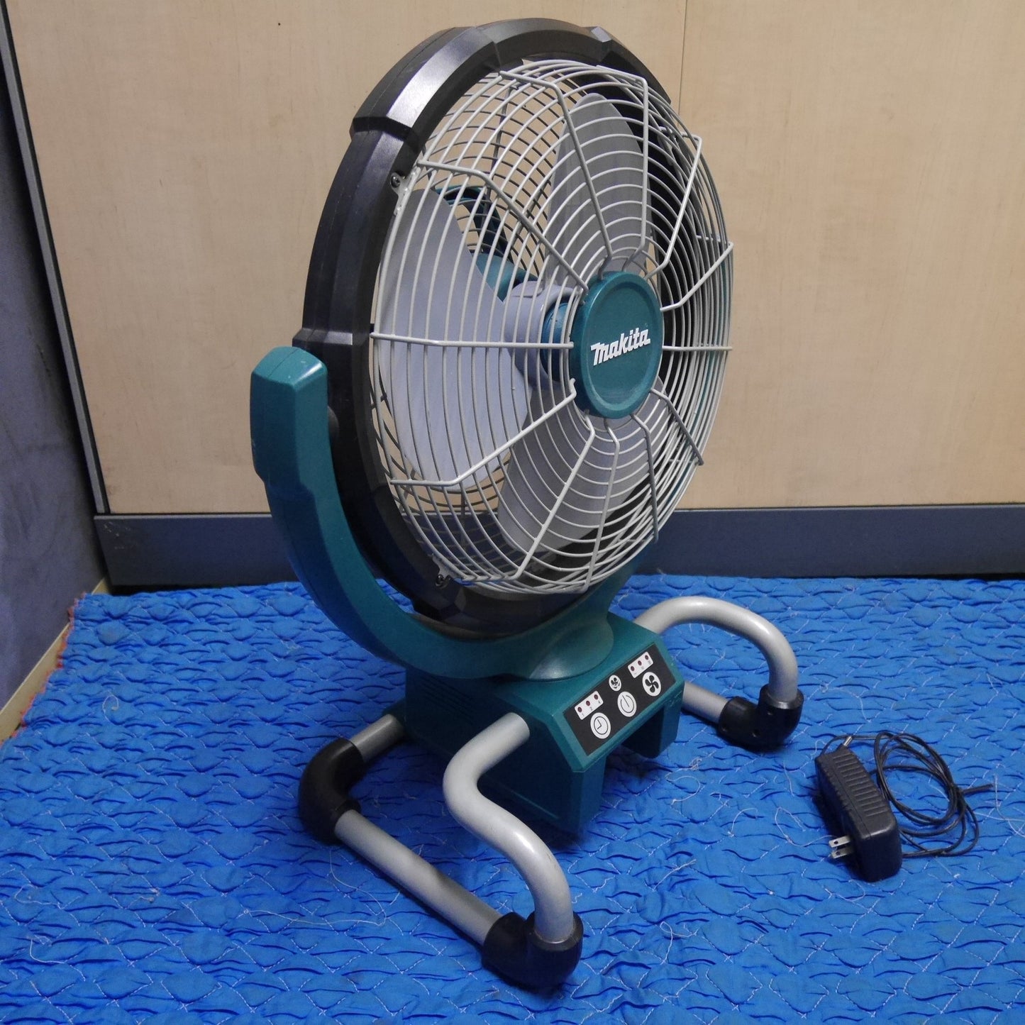 [送料無料] ☆マキタ 充電式 産業扇 CF300D 羽根径 330mm 扇風機 現場 作業 用 makita 本体のみ☆