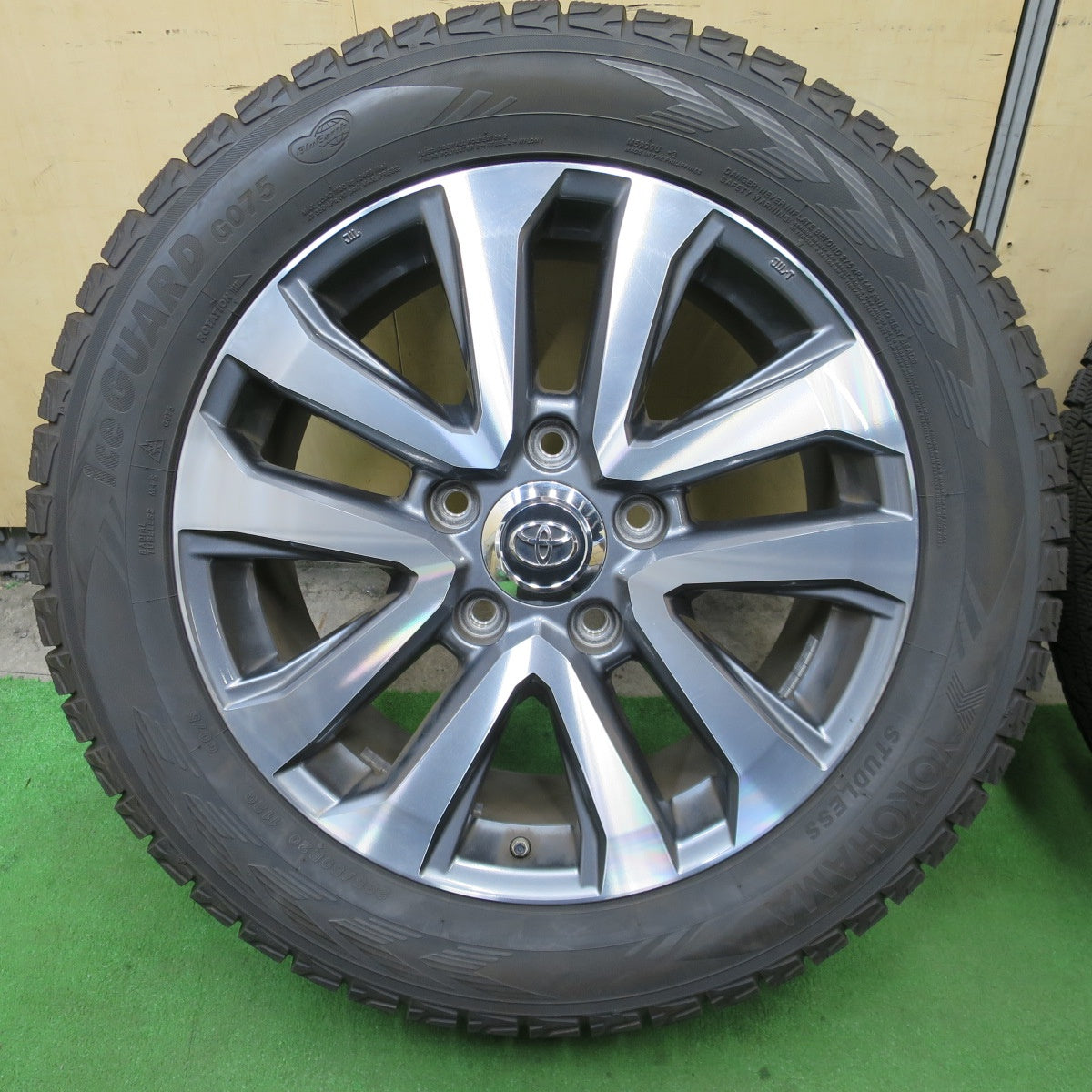 バリ溝！24年！キレイ！9.5分★トヨタ ランクル 200 ZX 純正 285/50R20 スタッドレス ヨコハマ アイスガード G075 20インチ PCD150/5H★6022701ナス
