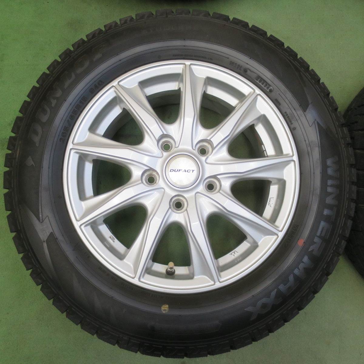 ほぼ未使用！24年！キレイ◎スタッドレス 205/65R15 ダンロップ ウインターマックス WM02 DUFACT デュファクト 15インチ PCD114.3/5H◎6072705イス