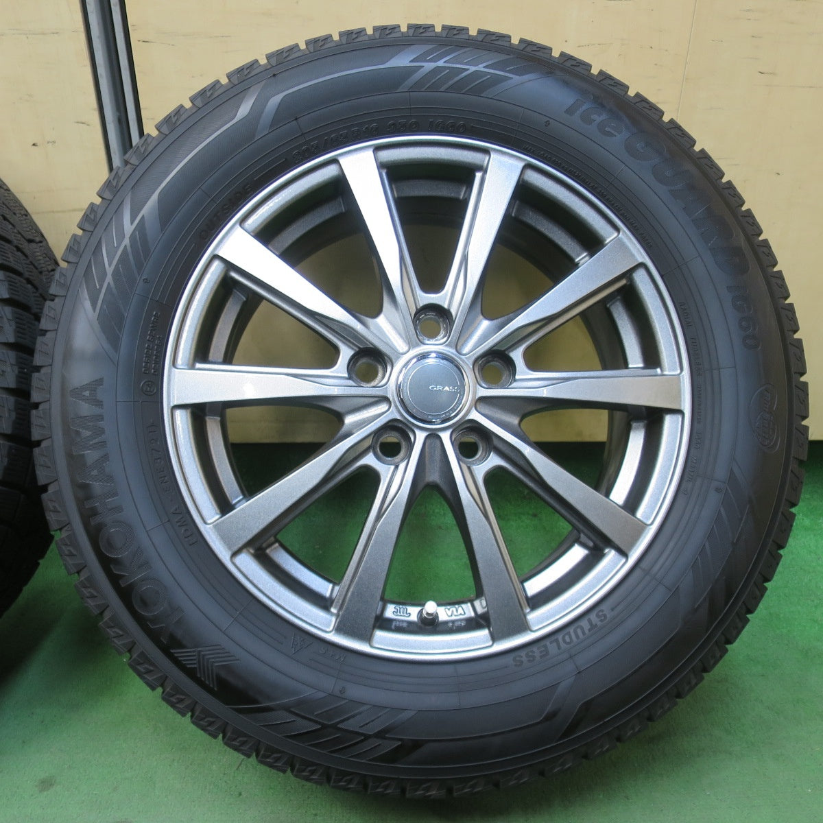 バリ溝！キレイ！9分★スタッドレス 205/65R16 ヨコハマ アイスガード iG60 GRASS グラス 16インチ PCD114.3/5H★6011705イス