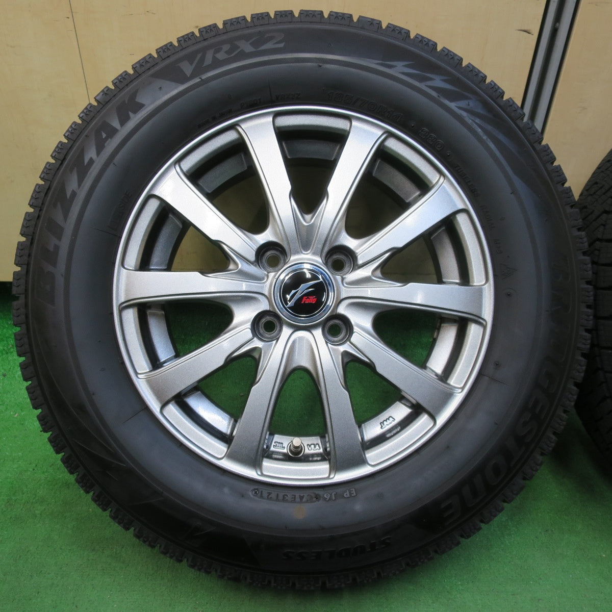 [送料無料] バリ溝！21年！キレイ！8.5分★スタッドレス 185/70R14 ブリヂストン ブリザック VRX2 Fang ファング 14インチ PCD100/4H★4093009イス