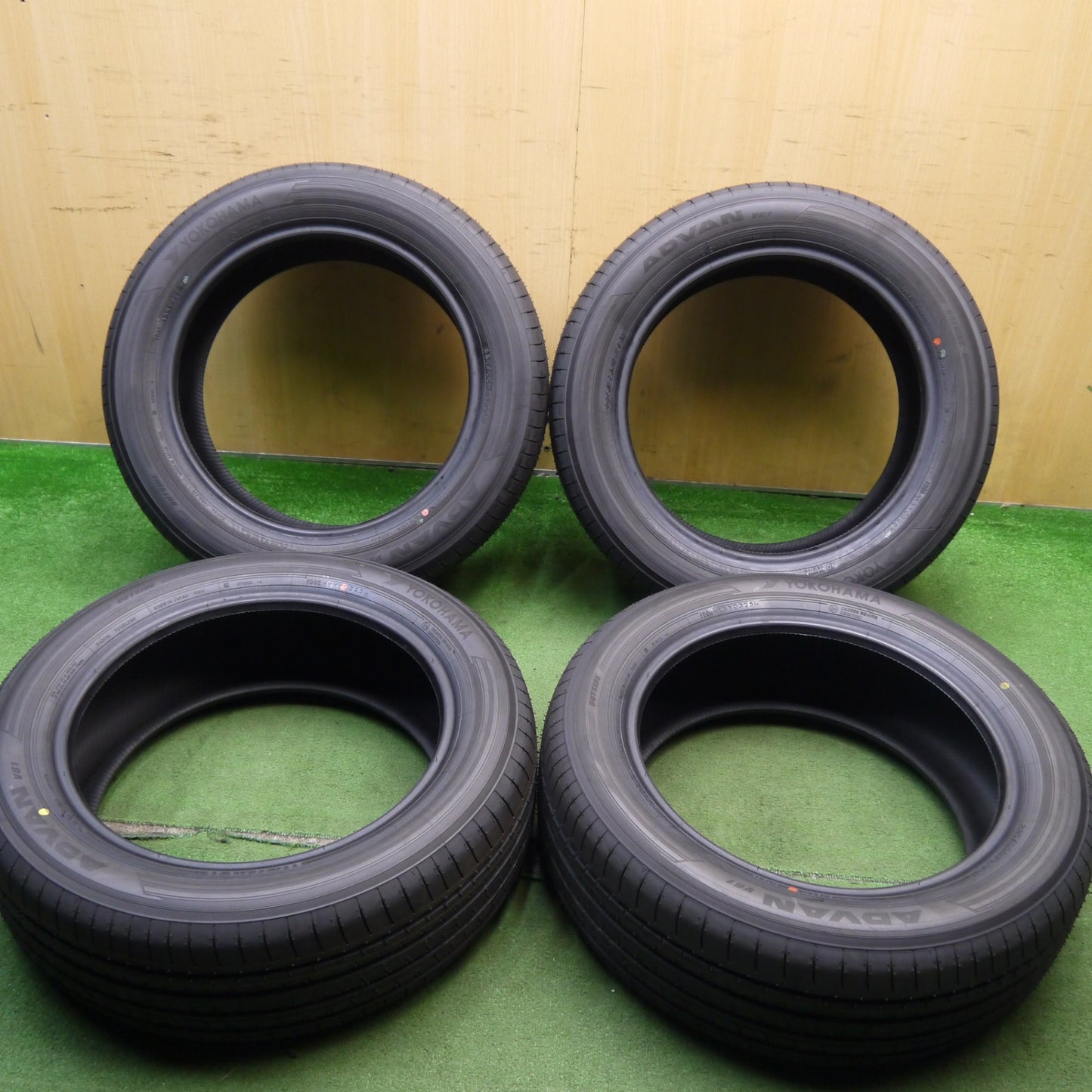 新車外し！25年★225/55R18 ヨコハマ アドバン V61 タイヤ 18インチ レクサス LBX エクストレイル フォレスター デリカD:5 等★5062306Hノタ