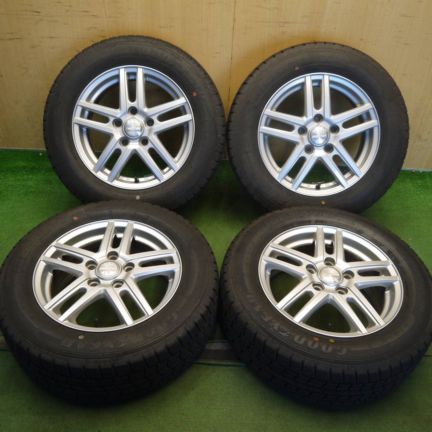 バリ溝！24年！キレイ！9分◎スタッドレス 195/65R15 グッドイヤー アイスナビ7 ravrion ラブリオン 15インチ PCD114.3/5H◎6081705Hス