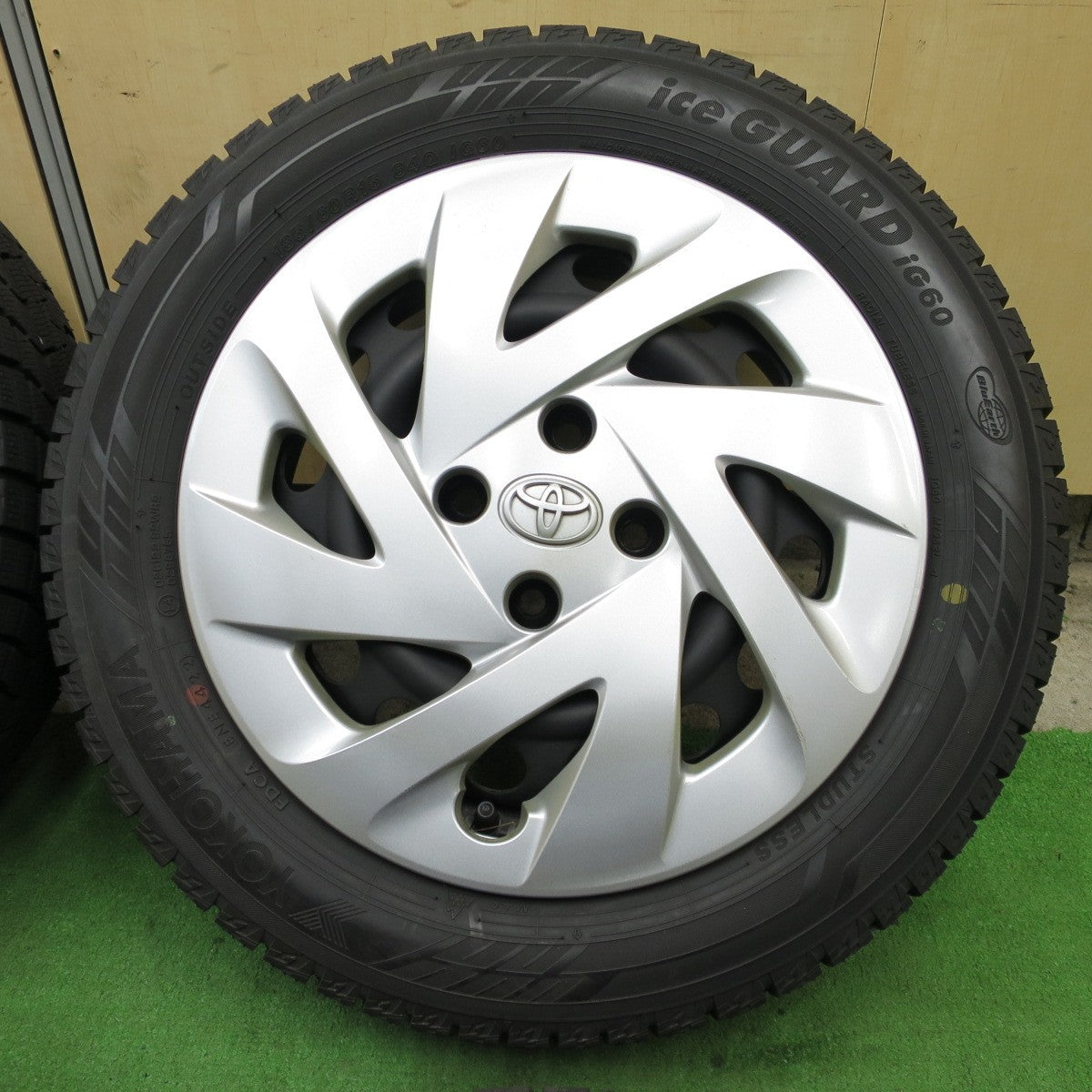 超バリ溝！22年！キレイ！ほぼ10分★トヨタ アクア 純正 スチール 185/60R15 スタッドレス ヨコハマ アイスガード iG60 15インチ PCD100/4H★6022501ナス